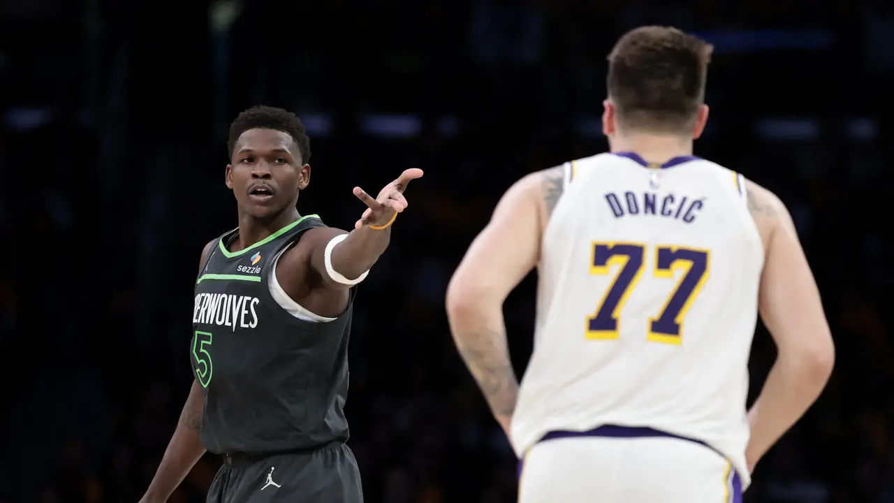 Anthony Edwards dari Timberwolves melakukan selebrasi di depan pemain Lakers Luka Doncic di laga pertama playoff NBA 2025