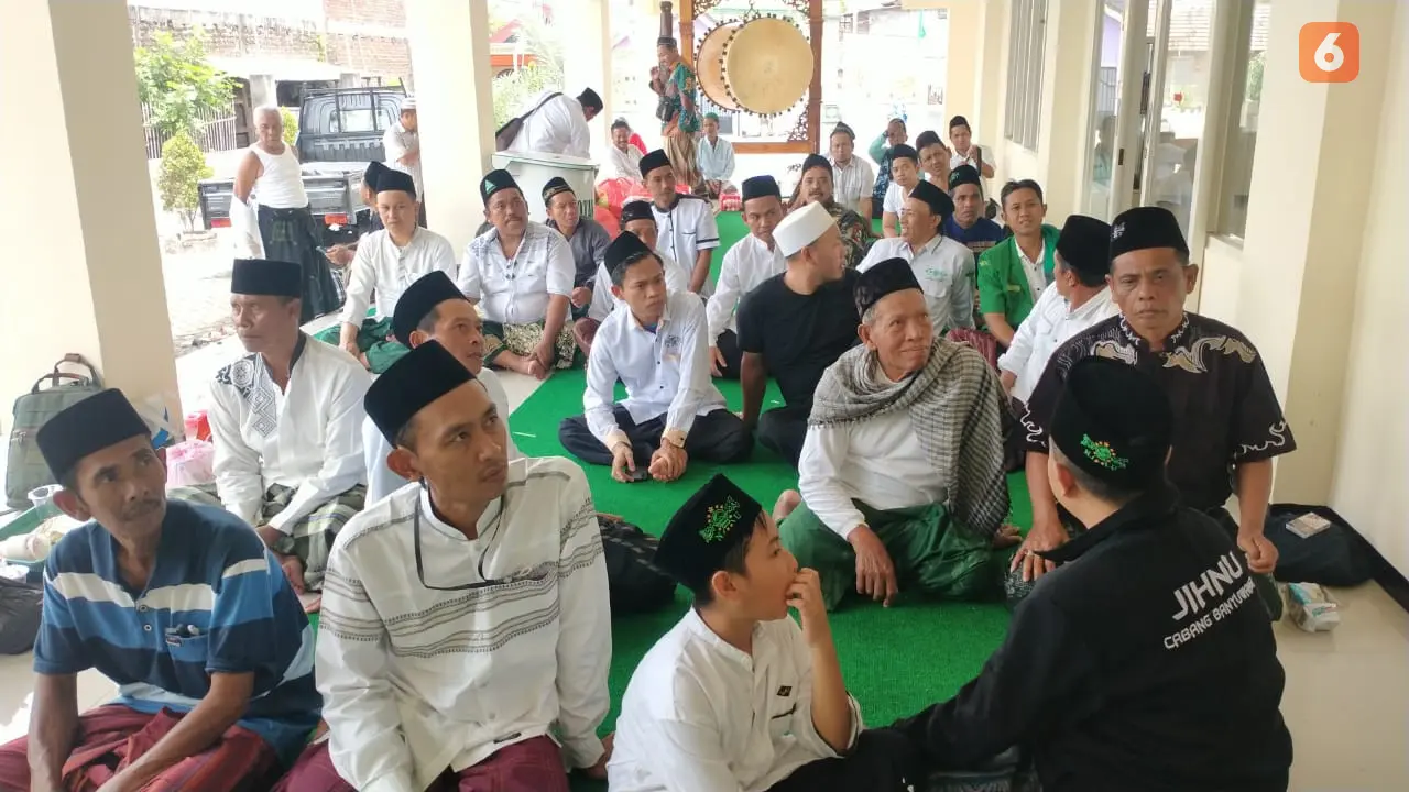 Warga NU dari  Banyuwangi singgah di salah satu masjid di kawasan Kecamatn Candi, Sidoarjo yang merupakan posko yang didirian warga untuk menyambut peserta puncak 1 Abad Harla NU (Hermawan Arifianto/Liputan6.com)