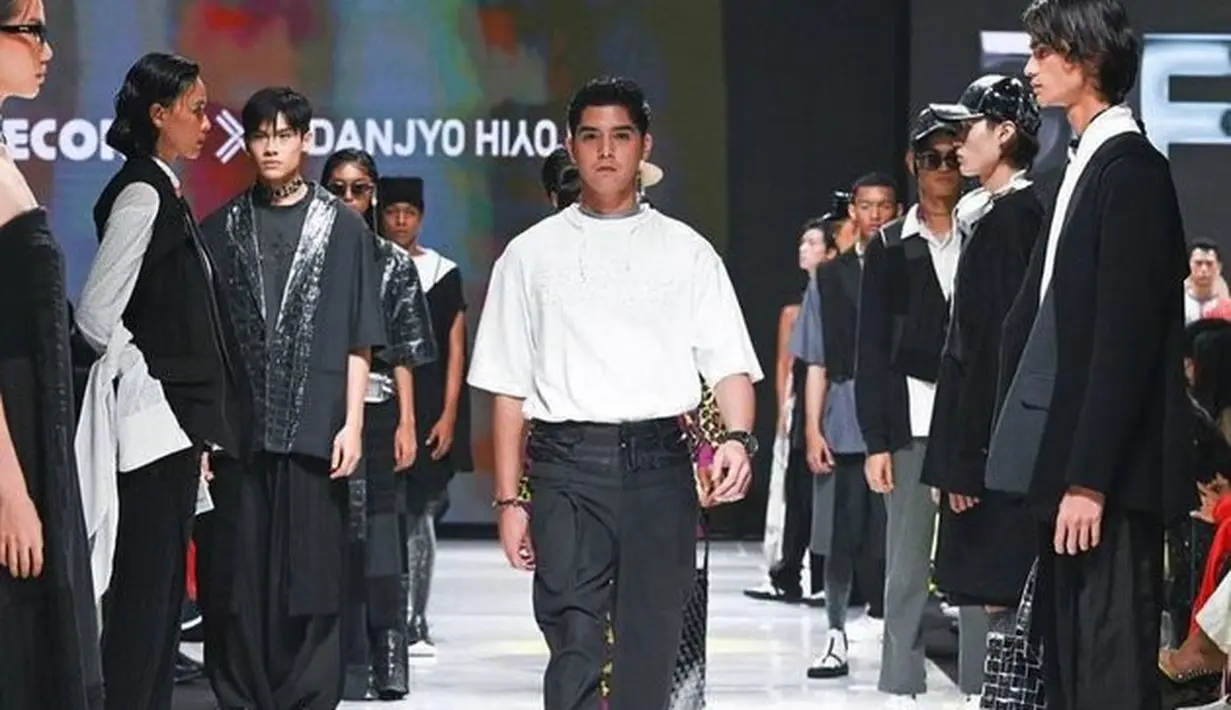 Berjalan di catwalk, Al Ghazali tampil ganteng dalam balutan kaus putih, celana panjang hitam, dan sepasang sepatu sneakers warna senada. Ia berjalan dengan gagah pamerkan pesona gantengnya.(Instagram.com/alghazali7)