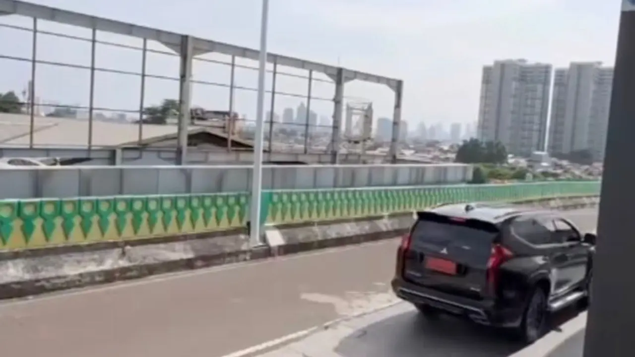 Viral Mobil Diduga Berpelat TNI Masuk di 'Jalur Langit' TransJakarta.