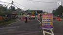 Papan penutupan arus lalu lintas terpasang di jalan Cimacan, Kabupaten Cianjur, Jawa Barat, Rabu (14/2). Setelah ditutup sejak 5 Februari lalu karena longsor, kawasan puncak Bogor sampai Cianjur menjadi seperti kota mati. (Liputan6.com/Achmad Sudarno)