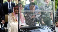 Presiden Jokowi dan Raja Salman bin Abdulaziz Al Saud keliling halaman Istana Merdeka dengan menaiki mobil golf, Jakarta, Kamis (2/3). (AFP Photo/ Pool/ DARREN WHITESIDE)