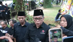 Potret Suasana Rumah Duka Guruh Soekarnoputra, Ramai Pelayat dan Karangan Bunga