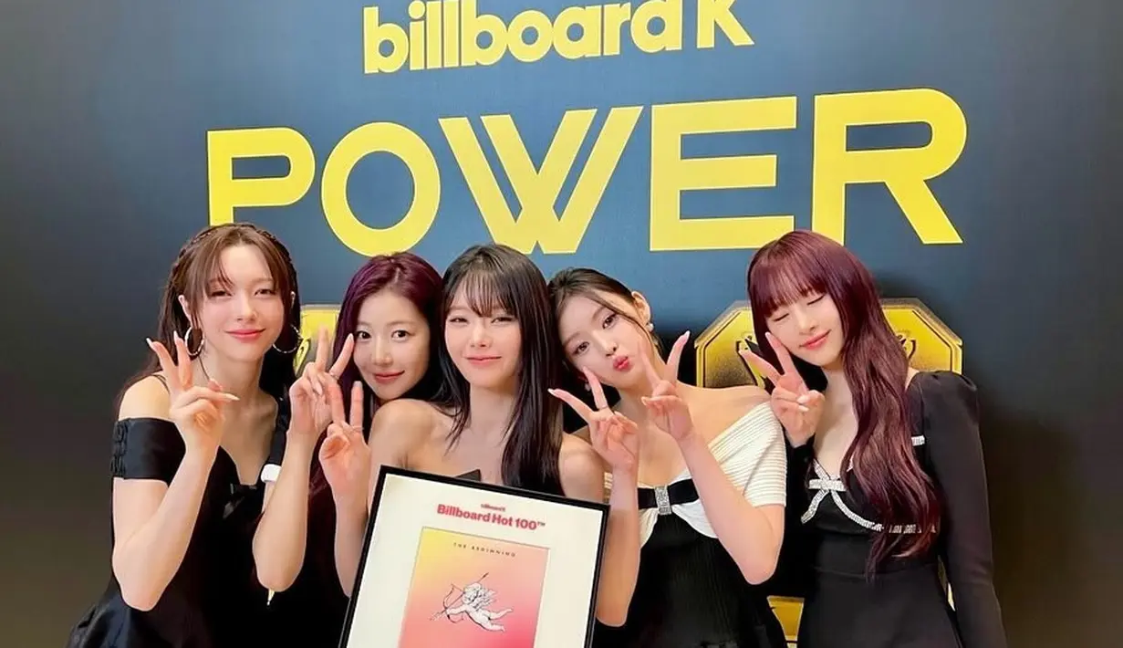 Girl group asuhan ATTRAKT, Fifty Fifty curi atensi usai membuat penampilan perdana dengan formasi baru di Billboard Korea. Mereka tampil menawan kenakan mini dress nuansa hitam dengan gaya khas masing-masing. [@billboard_korea].