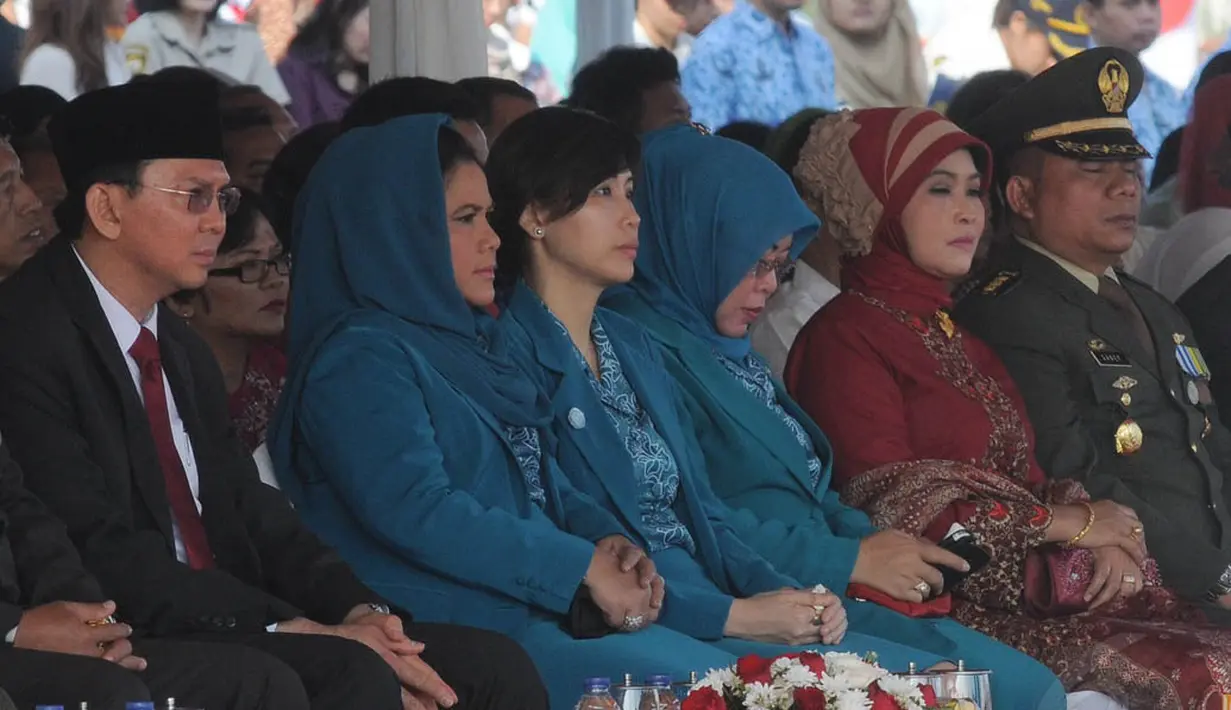 Dalam upacara tersebut, Jokowi hadir bersama istrinya Iriana Widodo dan didampingi Wakil Gubernur DKI Jakarta Basuki Tjahaja Purnama, serta sejumlah pejabat Pemprov DKI, Minggu (17/8/14). (Liputan6.com/Herman Zakharia)
