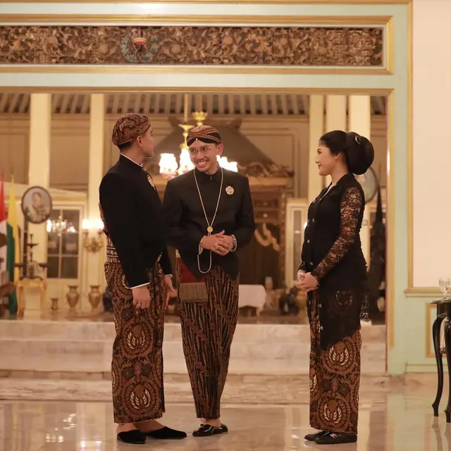 7 Potret Kaesang Pangarep dan Erina Gudona pada Peringatan 1 Suro di Pura Mangkunegaran