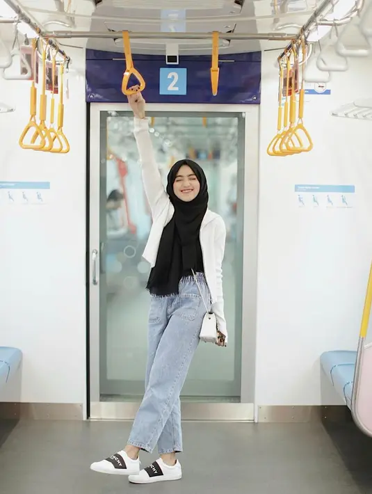 Kamu dapat menggunakan kemeja putih sebagai outer serta celana jeans sebagai bawahan ketika MRT date bersama doi. (instagram/shireeenz)