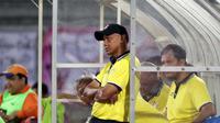 Pelatih T-Team Rahmad Darmawan saat mendampingi timnya pada laga play-off Malaysia Super League melawan ATM FA, Sabtu (30/1/2016) di Stadion Perak, Ipoh, Malaysia. (Bola.com/Nicklas Hanoatubun)
