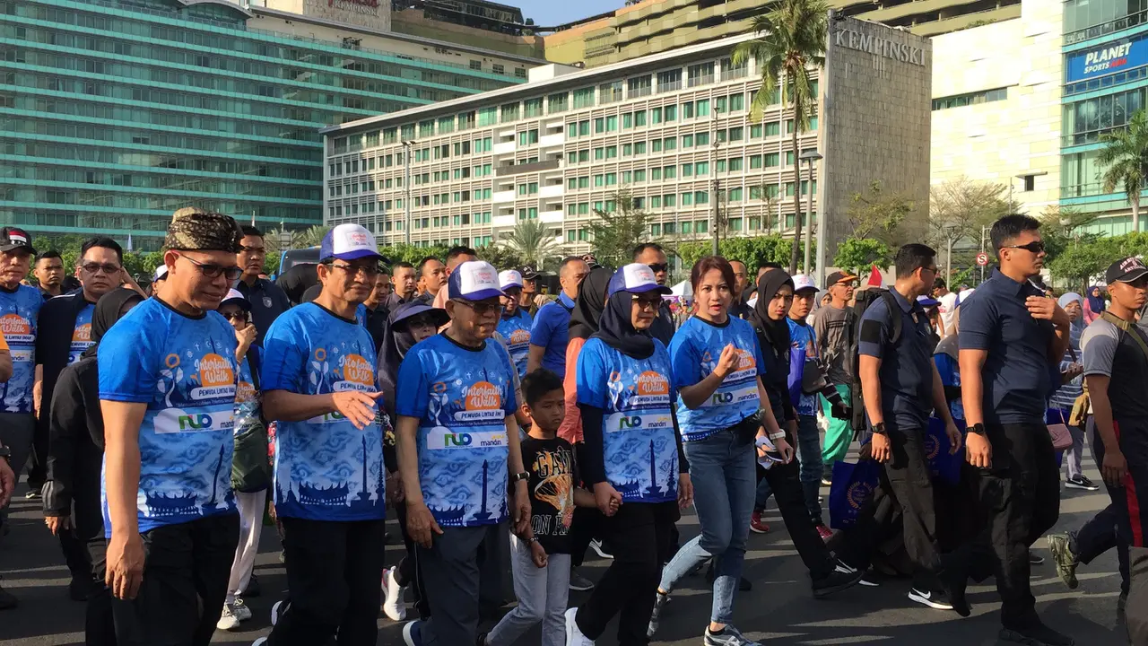 Wapres Ma'ruf Amin mengikuti jalan santai di kawasan CFD, Minggu (17/11/2019).