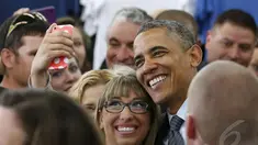 Obama berfoto selfie dengan salah seorang warga usai berpidato, California, 9 Mei 2014 (REUTERS / Kevin Lamarque).