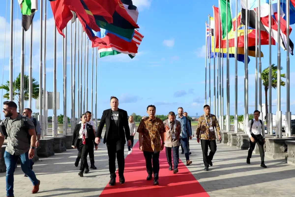 Menteri Koordinator Bidang Kemaritiman dan Investasi Luhut Binsar Pandjaitan menjemput CEO Tesla Elon Musk langsung ke Bandara di Bali, Minggu (19/5/2024).