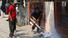Warga melakukan pengasapan atau fogging di kawasan Kukusan, Depok, Jawa Barat, Senin (3/9). Pengasapan dilakukan guna mengurangi risiko penyakit demam berdarah akibat gigitan nyamuk aedes aegypti. (Liputan6.com/Immanuel Antonius)