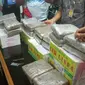 Paket narkoba berisi daun ganja kering diamankan petugas Terminal Kargo Bandara SMB II Palembang (Liputan6.com / Nefri Inge)