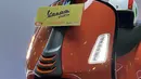 Sementara dasi pada tipe Super Sport mendapat finishing seperti carbon fiber yang menambah aura sporty pada skuter bergaya klasik ini.