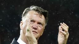 Kekecewaan itu berbuntut pemecatan terhadap Louis van Gaal pada Senin (23/5), lalu. Meski berhasil mempersembahkan gelar Piala FA pada laga terakhirnya musim ini, pelatih asal Belanda itu tetap divonis gagal oleh manajemen. (AFP/Lindsey Parnaby)