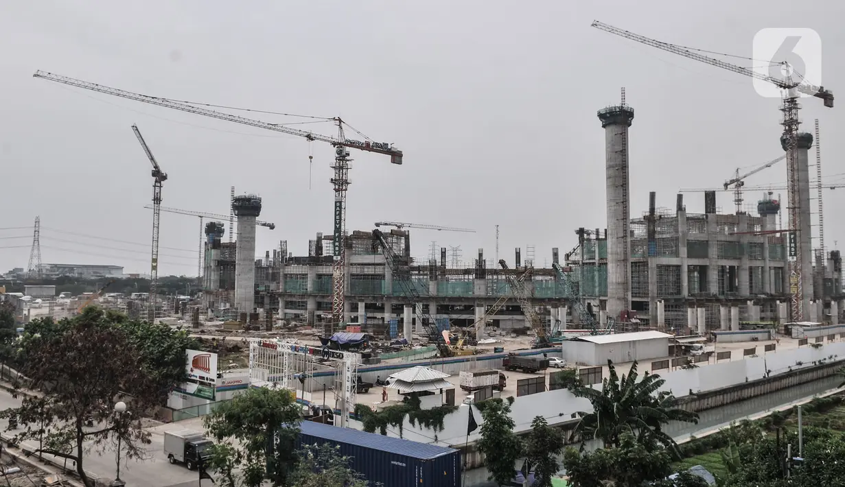 Suasana pembangunan Jakarta International Stadium (JIS), Kamis (9/7/2020). Proyek stadion bertaraf internasional senilai Rp4,5 triliun dan berkapasitas 80 ribu penonton tersebut saat ini progres pembangunannya mencapai 24 persen yang ditargetkan rampung pada 2021. (merdeka.com/Iqbal S. Nugroho)