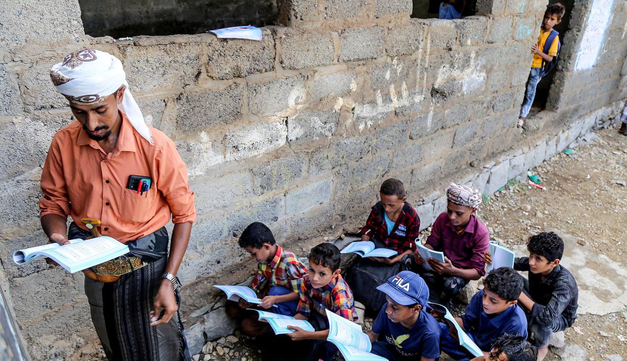 Sejumlah anak-anak terpaksa belajar di luar ruang kelas darurat. (Khaled ZIAD/AFP)
