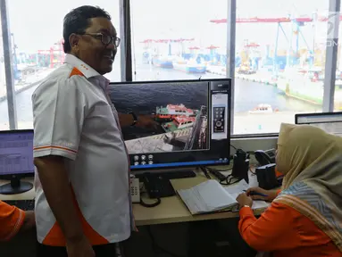 Direktur Operasi dan Sistem Informasi IPC atau PT Pelindo II Prasetyadi menjelaskan sistem penerapan aplikasi Marine Opreating System (MOS) pelayanan kapal pandu atau tunda di Pelabuhan Tanjung Priok, Jakarta, Selasa (12/2). (Liputan6.com/Johan Tallo)