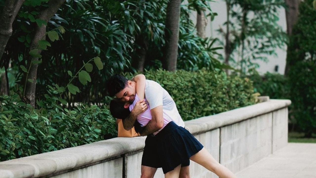 Postingan Prilly Latuconsina langsung mencuri perhatian netizen. Potret kebersamaan Prilly Latuconsina dan Reza Rahadian malah bikin salfok.<br>