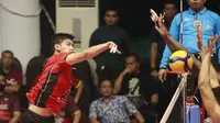 Pemain Jakarta STIN BIN Dimas Saputra melancarkan spiker&nbsp;dalam pertandingan final four PLN Mobile Proliga 2023 melawan Jakarta Bhayangkara Presisi di GOR Tridharma Gresik, Kamis (23/2/2023) malam WIB. (foto: Proliga)