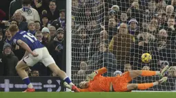 Kiper Chelsea, Filip Jörgensen (kanan) gagal menghalau bola tendangan penalti dari pemain Ipswich Town, Liam Delap pada laga lanjutan Liga Inggris 2024/2025 yang berlangsung di Portman Road, Ipswich, Inggris, Selasa (31/12/2024) dini hari WIB. (AP Photo/Richard Pelham)