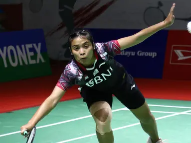 Pebulu tangkis tunggal putri Indonesia Gregoria Mariska Tunjung saat melawan Pusarla V. Sindhu (India) pada Babak 16 Besar Indonesia Masters 2022 di Istora Senayan, Jakarta, Kamis (9/6/2022). Gregoria Mariska kalah dengan skor 21-23, 22-20 dan 11-21. (Liputan6.com/Helmi Fithriansyah)