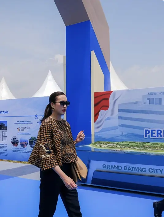 Kreasi batik Widi Wardhana dalam balutan batik dengan siluet yang beragam, anti membosankan. [Foto: Instagram/ Widi Wardhana]