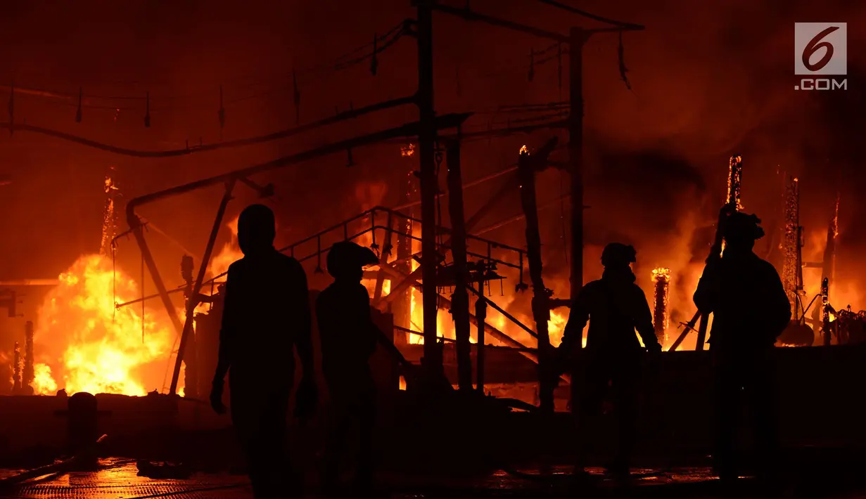 Sebanyak 18 kapal nelayan terbakar Pelabuhan Muara Baru, Penjaringan, Jakarta Utara, Sabtu (23/2). Informasi kebakaran diterima petugas sekitar pukul 15.19 WIB yang belum diketahui penyebabnya. (merdeka.com/Imam Bukhori)