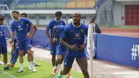 Striker asing baru Persib asal Belanda, Gervane Kastaneer, saat latihan di Stadion GBLA, Kota Bandung, Kamis (16-1-2025).