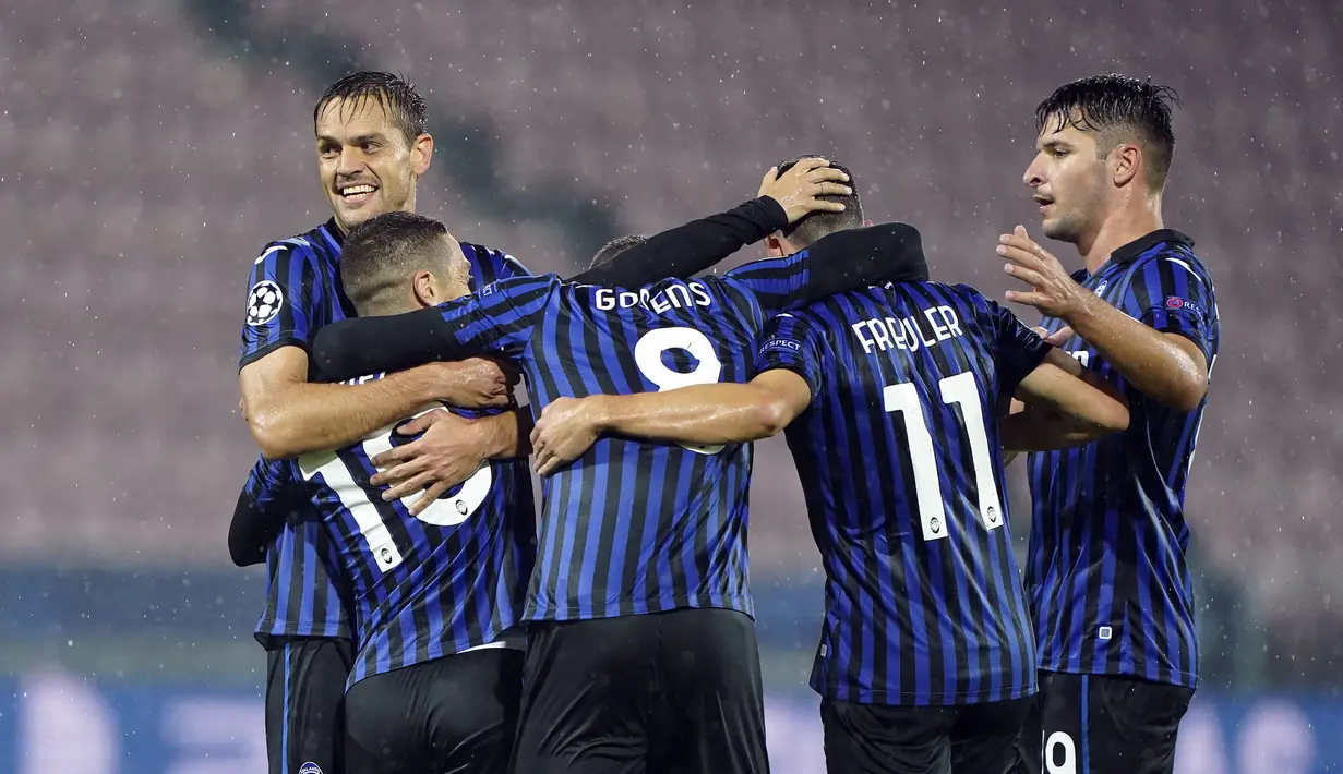 Pemain Atalanta merayakan gol yang dicetak Alejandro Gomez ke gawang Midtjylland pada laga Grup D Liga Champions 2020/2021 di MCH Arena, Kamis (22/10/2020) dini hari WIB. Atalanta menang telak 4-0 atas Midtjylland. (AFP/Henning Bagger/Ritzau Scanpix)