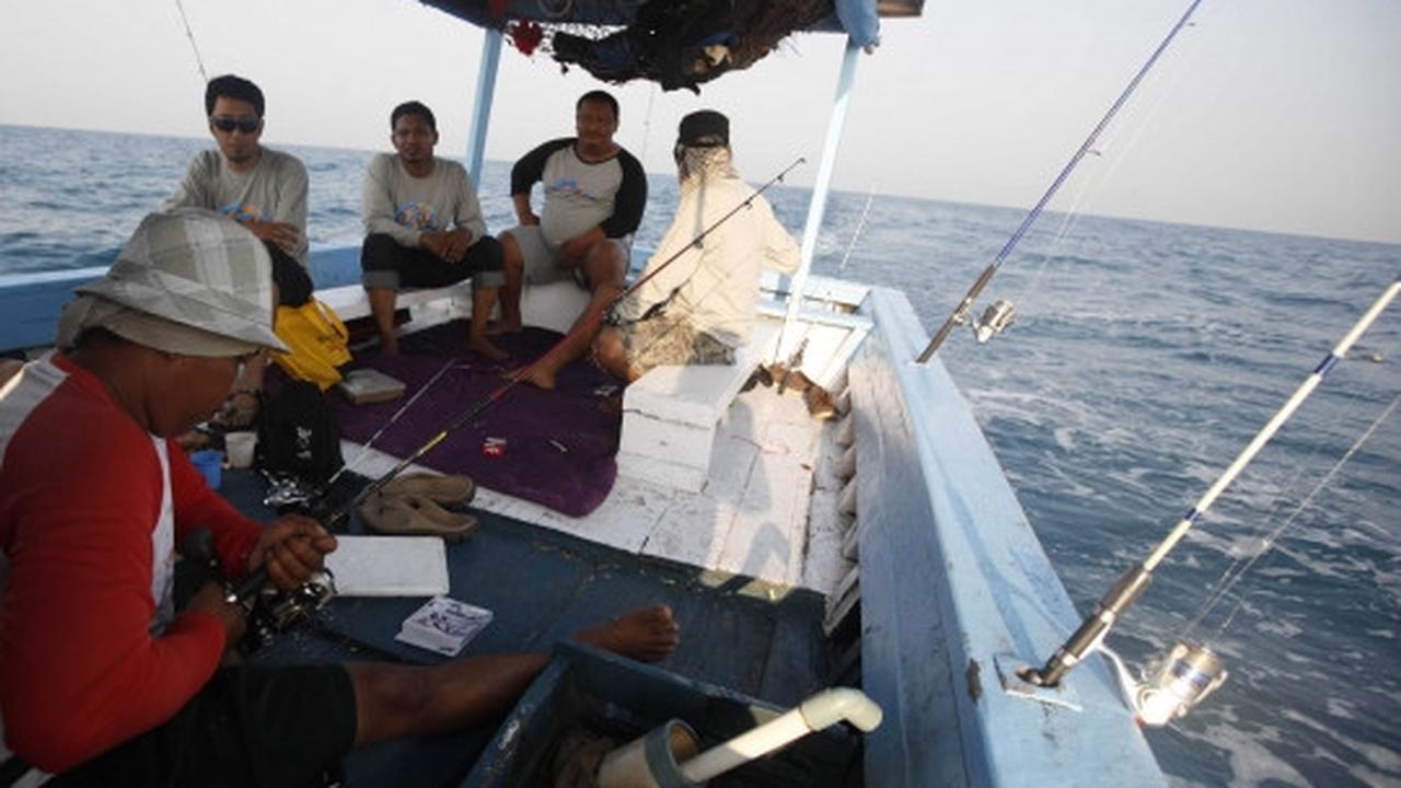 Serunya ngabuburit dengan memancing di perairan Kepulauan Seribu