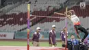 Atlet Indonesia Rizky Ghusyafa Pratama berusaha melintasi mistar pada final lompat tinggi putra 18th Asian Games Invitation Tournament di SUGBK, Senayan, Minggu (11/2). Rizky mendapat perunggu sebagai pemegang posisi ke-3. (Liputan6.com/Faizal Fanani)