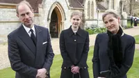 Pangeran Edward dari Inggris, Earl of Wessex (kiri), Sophie dari Inggris, Countess of Wessex, (kanan) dan Lady Louise Windsor dari Inggris (tengah). (STEVE PARSONS / POOL / AFP)