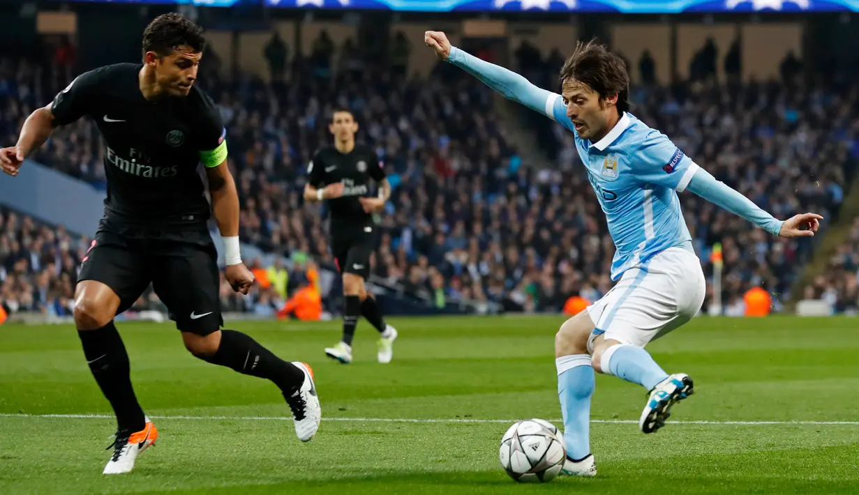 Gelandang Manchester City, David Silva (kanan) berusaha melewati bek PSG, Thiago Silva di leg kedua liga Champions di Etihad Stadium, Inggris (13/4). City menang atas PSG dengan skor 1-0. (Reuters/Jason Cairnduff)