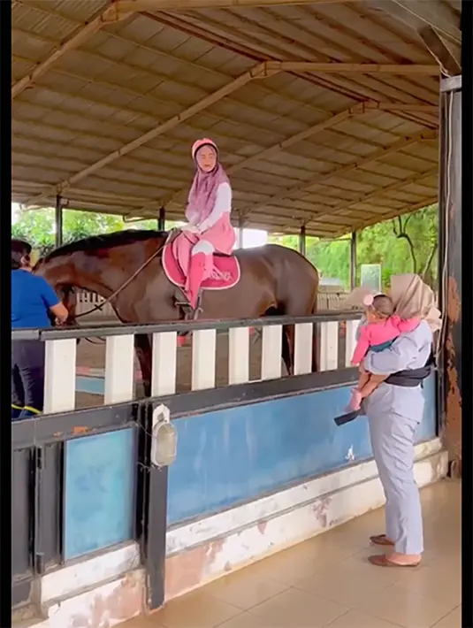 [Instagram/riaricis1795]