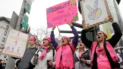 Sejumlah demonstran memperlihatkan poster berisi penolakan terhadap Trump yang dinilai rasis di San Francisco, AS, Sabtu, AS, Sabtu (21/1). (AP Photo)