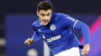 1. Ozan Kabak (FC Schalke) - Liverpool tengah bergerak mencari pengganti Virgil Van Dijk, salah satu target utamanya adalah Ozan Kabak. Pemain berlabel bek muda potensial Liga Jerman ini sangat layak diboyong Jurgen Klopp ke Anfield. (AP/Martin Meissner)