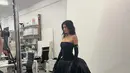 Kylie Jenner terlihat begitu anggun dalam balutan gaun serba hitam polos tanpa aksesori [@kyliejenner]