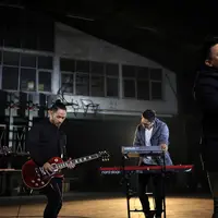 "Lagunya tentang laki-laki yang ingin keluar dalam situasi, dia mau keluar tapi gak bisa, dia harus ikutin jadi lebih kecurahan hatinya aja sih," jelas Uki menambahkan. (Deki Prayoga/Bintang.com)