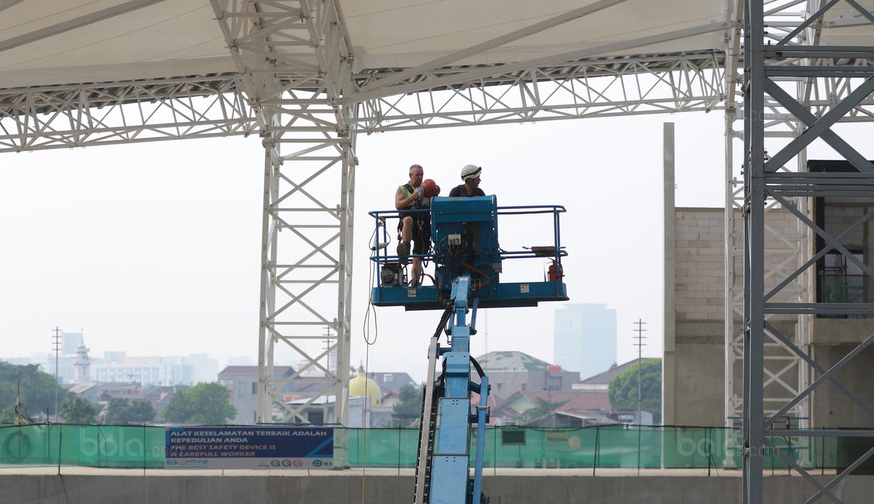 Tenaga ahli luar negri selesai memasang rangka atap Velodrome di Rawamangun, Jakarta Timur, (3/11/2017). Velodrome akan di gunakan untuk Asian Games 2018. (Bola.com/Nick Hanoatubun)