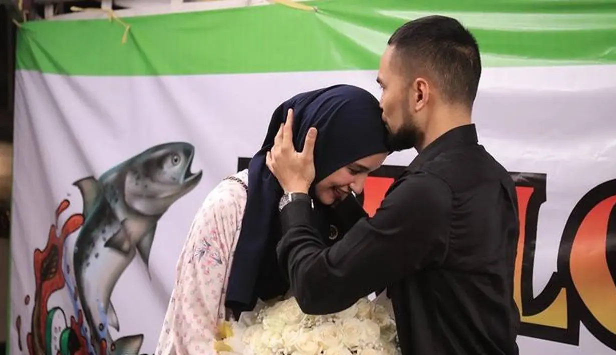 <p>Di banner terliaht sebuah tulisan Two Lovers Romantic Dinner. Suasana makin romantis saat Teuku Wisnu mencium sang istri. [Foto: instagram.com/shireensungkar]</p>