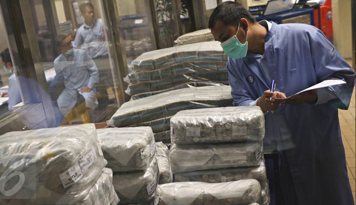 Petugas mengecek uang di Kantor Bank Indonesia, Jakarta, (6/6). Jumlah itu meningkat juga karena rencana pembayaran gaji ke-13 pegawai negeri sipil. (Liputan6.com/ Immanuel Antonius)