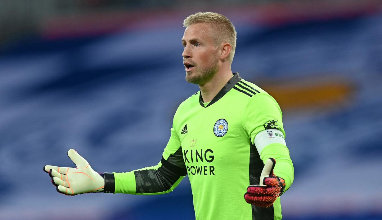 Kasper Schmeichel. Pemain yang mampu mengungguli Lionel Messi di posisi pertama adalah kiper dan kapten Leicester City asal Denmark, Kasper Schmeichel. Ia telah tampil dalam 372 laga dalam 10 tahun terakhir di Liga Inggris. Musim ini genap 10 tahun memperkuat Leicester City. (AFP/Neil Hall/Pool)