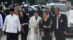 Presiden ke-5 RI Megawati Soekarnoputri menghadiri pemakaman istri presiden ke-6 RI Susilo Bambang Yudhoyono (SBY), Ani Yudhoyono di Taman Makam Pahlawan (TMP) Kalibata, Jakarta, Minggu (2/6/2019). (Liputan6.com/JohanTallo)