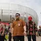 Bupati Kediri, Hanindhito Himawan Pramana, meninjau Gelora Daha Jayati (GDJ), calon stadion baru di Kediri. (Bola.com/Gatot Sumitro)