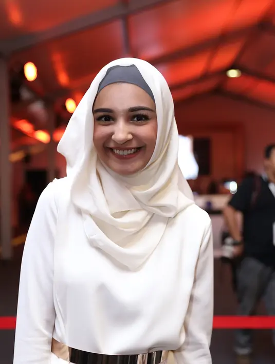 Setelah menjadi seorang istri, Shireen Sungkar mulai terpikir untuk mengenakan hijab. Bukan lantaran disuruh suami, Teuku Wisnu melainkan hanya diingatkan. Shireen melihat bahwa dosa tidak mengenakan hijab, ditanggung oleh suami. (Andy Masela/Bintang.com)