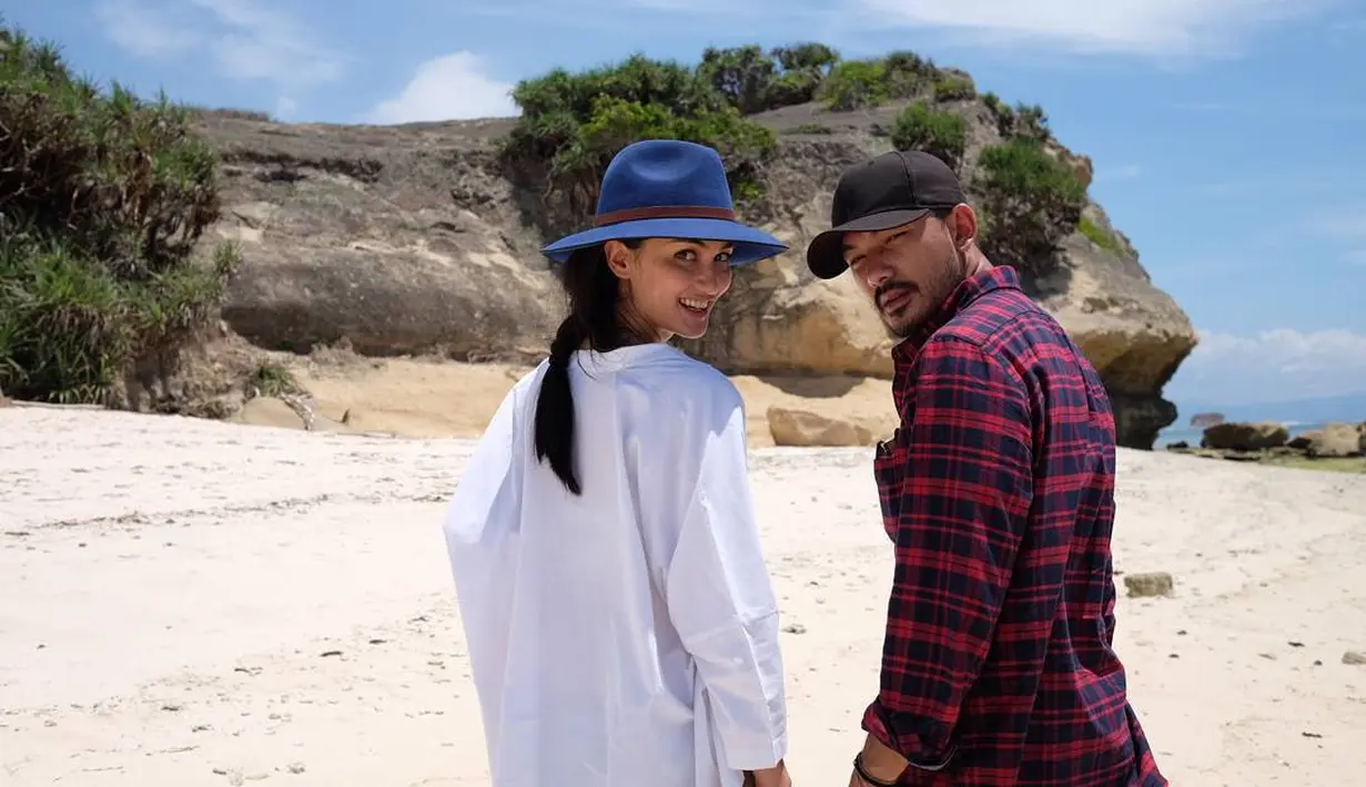 Atikah dan Rio sendiri pun pernah bermalam di rumah tradisional Korea saat musim dingin. (instagram/atiqahhasiholan)