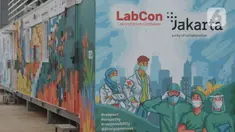 Poster Laboratorium Container (lab Con) COVID-19 RSKD Duren Sawit, Jakarta, Kamis (18/6/2020). Pemprov DKI memiliki 4 lab pemeriksaan PCR COVID-19, Labkesda, RSUD Tarakan, Lab Con RSUD Paasar Minggu, Lab Con RSKD Duren Sawit. (merdeka.com/Imam Buhori)