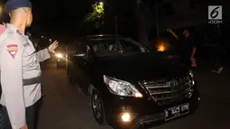 Mobil yang membawa penyidik KPK meninggalkan rumah Ketua DPR Setya Novanto di Kebayoran Baru, Jakarta, Kamis (16/11). Setelah keluar dari kediaman Novanto, mereka langsung menuju kendaraan dikawal sejumlah anggota Brimob. (Liputan6.com/Johan Tallo)