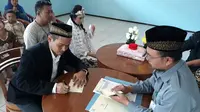 Jumain menandatangani surat nikah di hadapan penghulu yang didatangkan ke Lembaga Pemasyarakatan kelas 1 Semarang. Ia menikah dalam penjara karena merampok. (foto: Liputan6.com/ Edhie Prayitno Ige)